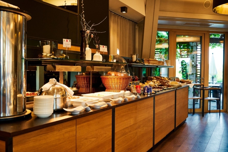 Frühstücksbuffet mit einer Vielzahl von Gerichten und Leckereien