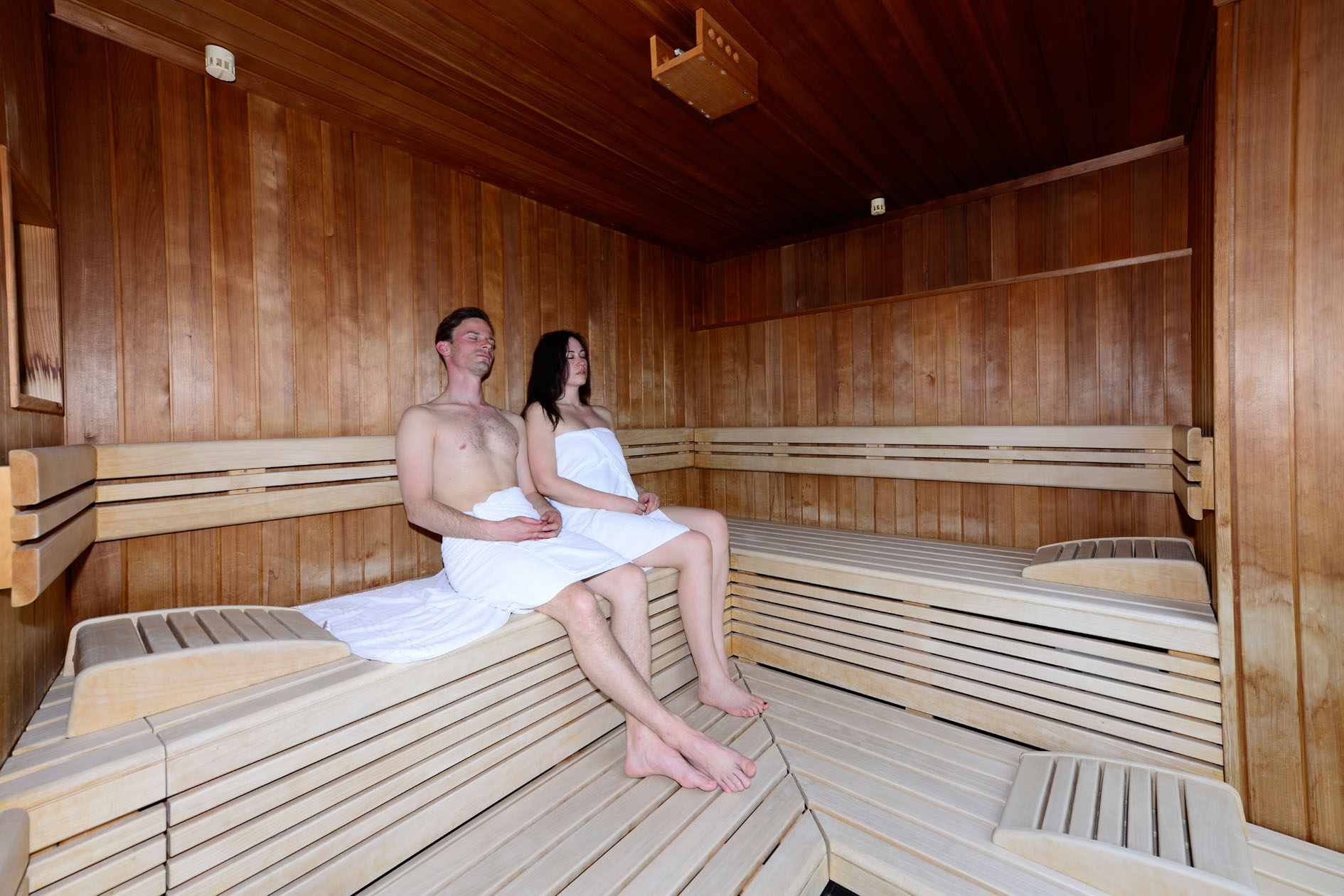 Paar entspannt in einer Sauna