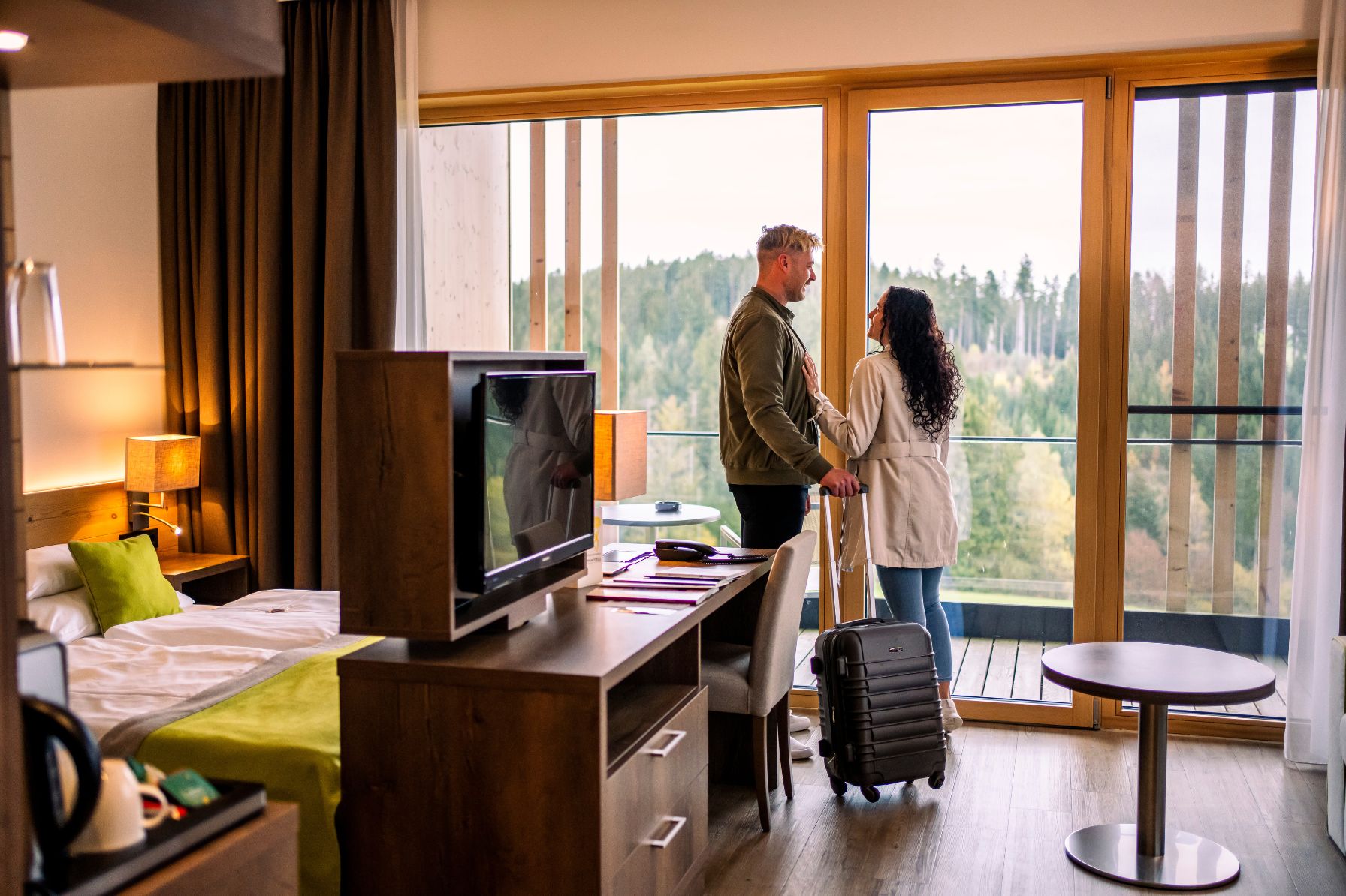 Paar im Hotelzimmer mit Blick auf die Natur