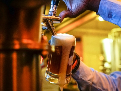 Jemand zapft Bier