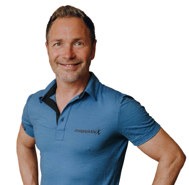 Der Longevity-Trainer maxaktiv in einem blauen T-Shirt.